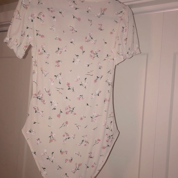BNWT H&M ribbed body suit cream/flowers - sz S - Picture 4 of 7